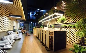 Hugger Hostel (Adults Only)